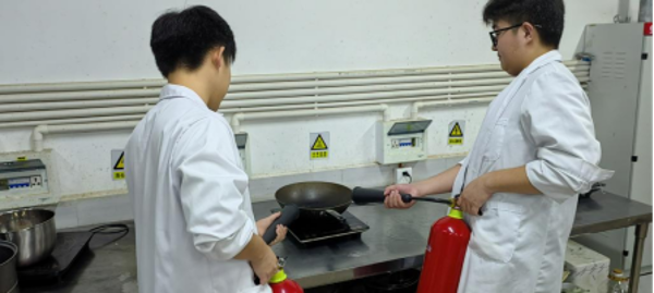農(nóng)業(yè)科學學院開展實驗室?；肥鹿蕬毖菥?筑牢安全防線(1)232