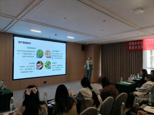省重點實驗室科研人員為“西昌市2025年深化家庭農(nóng)場和農(nóng)民合作社帶頭人職業(yè)化試點工作產(chǎn)業(yè)發(fā)展專項培訓(xùn)（種植班）”培訓(xùn)授課
