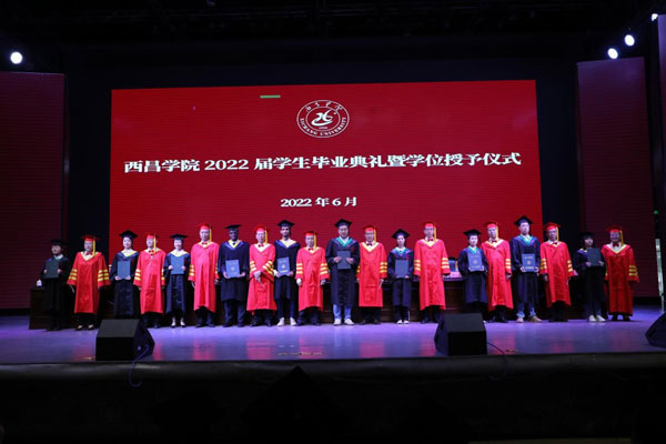 留學(xué)生參加畢業(yè)典禮暨學(xué)位授予儀式 3-1